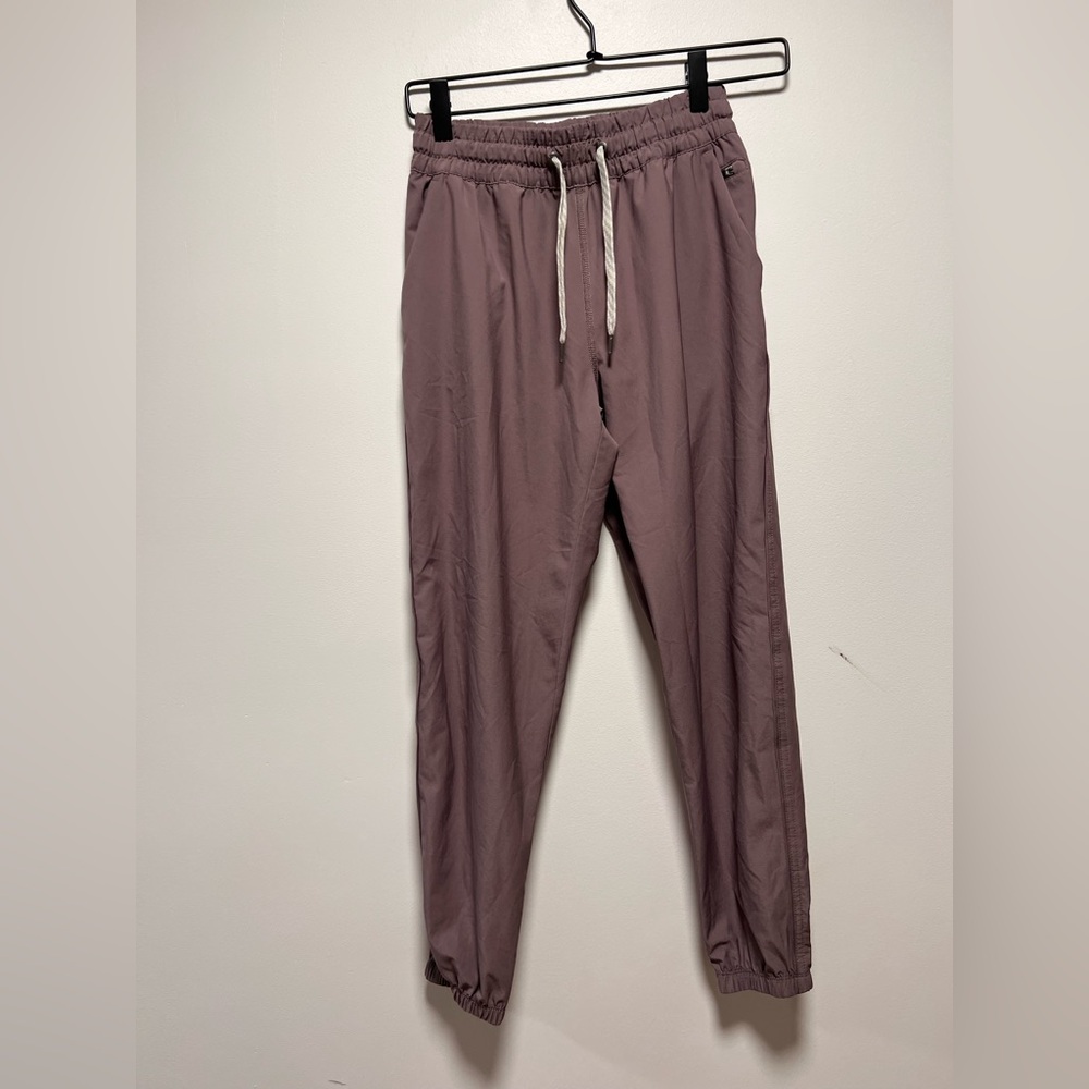 Vuori Women's Track Pants in Mauve